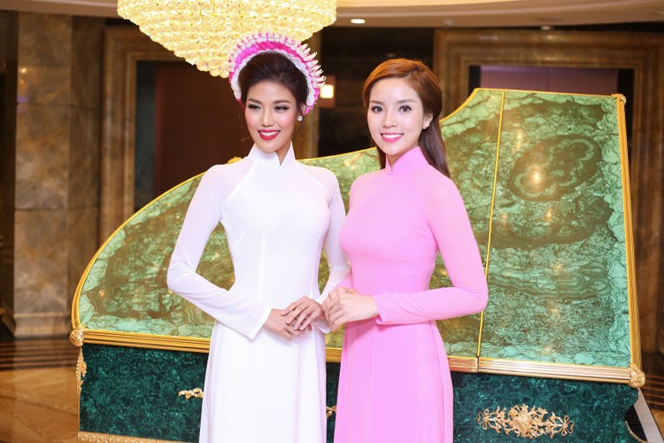 Lan Khue dong hanh cung Ky Duyen lam dai su ao dai